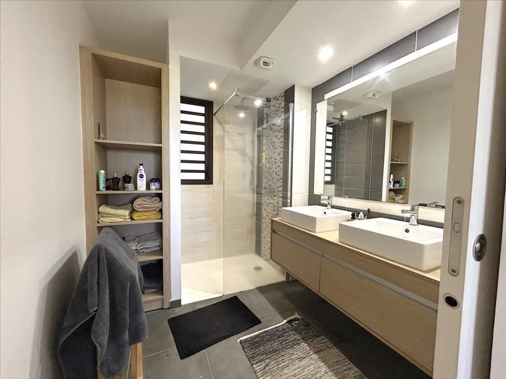 Salles de bain - Appartement T4 avec Vue Océan à Saint-Gilles-les-Bains