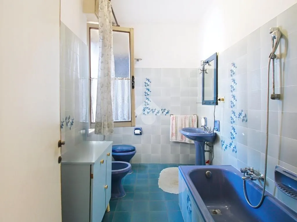 Salles de bain - Spacious 4-Bedroom Apartment with Garage in Pisa