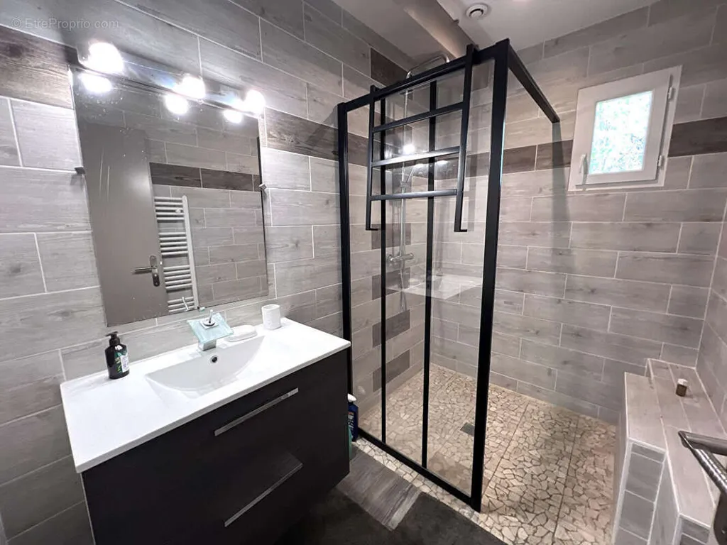 Salles de bain - Maison 7 pièces à Saint-Cyr-Sur-Menthon