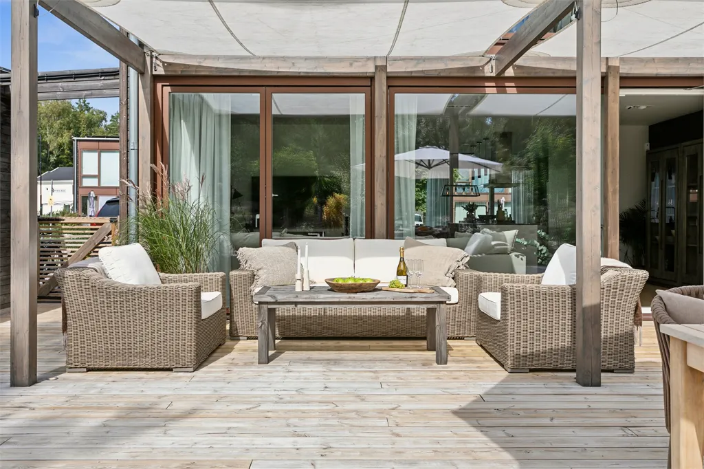 Terrass - Modern Two-Storey Flat with Garden in Klinta