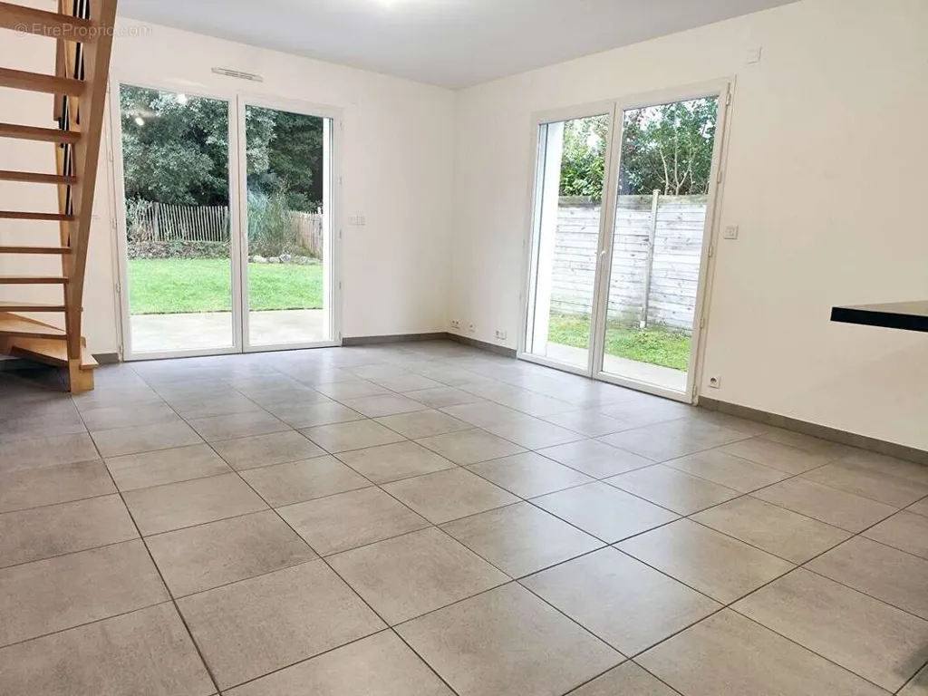 Séjour - Maison Récemment Construite avec Jardin à Batz-sur-Mer