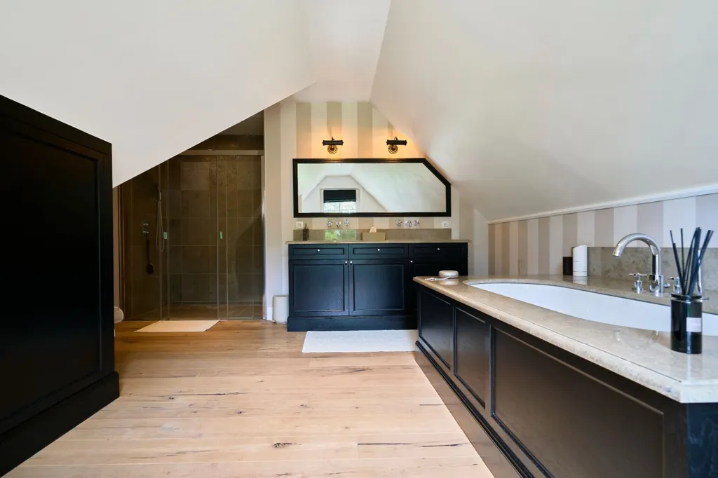 Bathrooms - Luxury House with Private Pool in Mouvaux