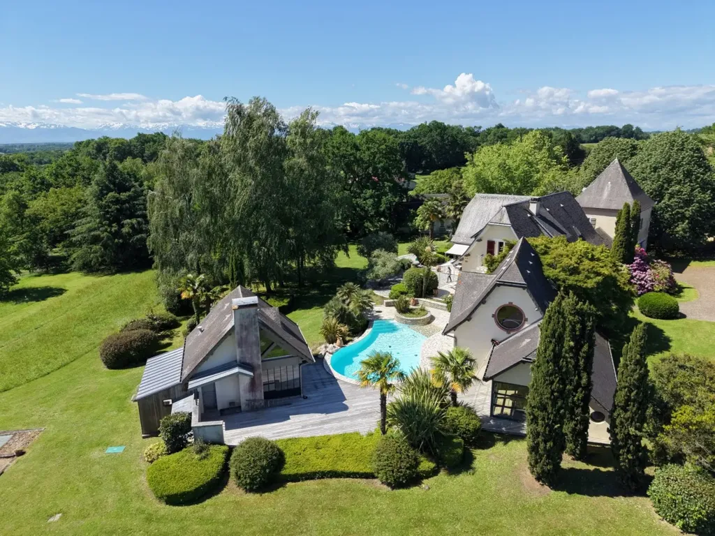 Vue aérienne - Propriété de Charme avec Piscine près de Pau