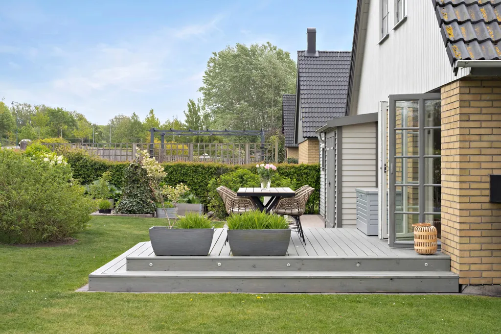 Terrass - Corner Plot Villa with Garden in Västerdala