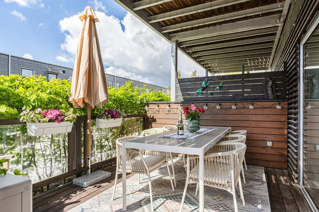 Terrasse - Apartment with Two Balconies in Morängatan