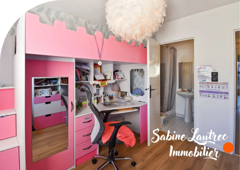 Bedrooms - 5-Piece Apartment with Balcony in Toulouse