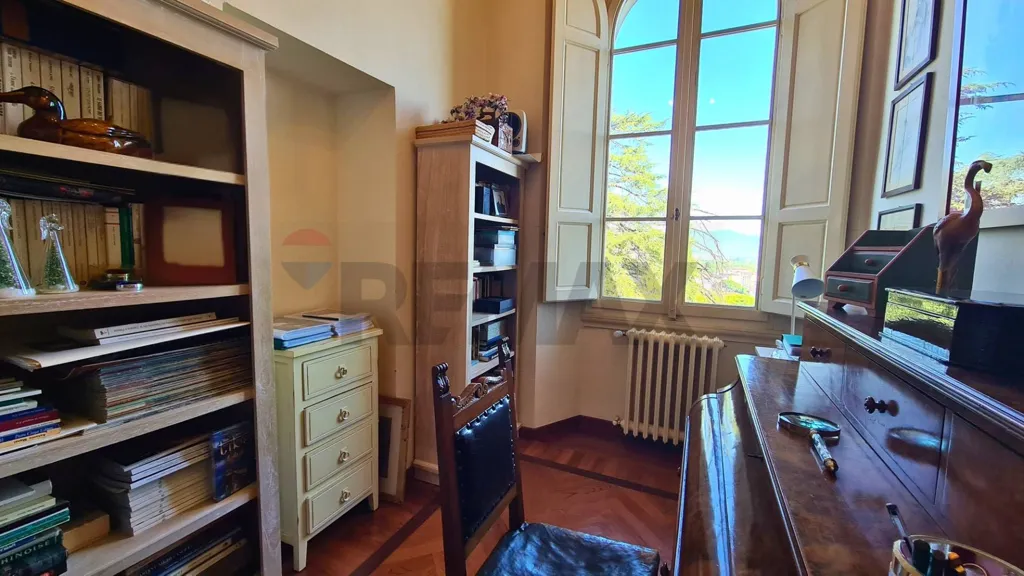 Bureau - Historic Villa with Panoramic Terrace in Lastra a Signa