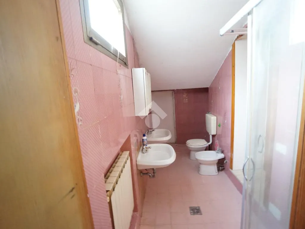 Salles de bain - Spacious Apartment with Private Courtyard in Castelnuovo Rangone