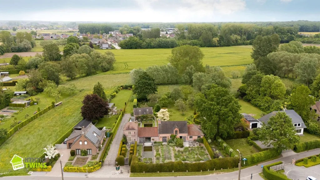 Õhuvaade - Renovated Patershoeve with Pool in Buggenhout