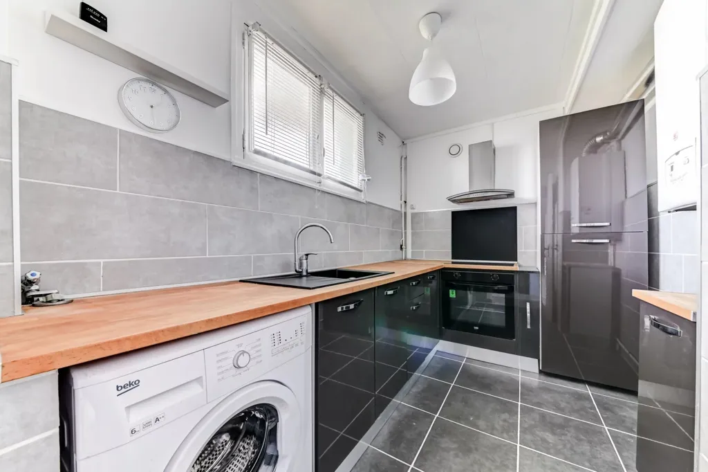 Köök - Renovated 4-Bed Flat with Balcony in Lyon 8