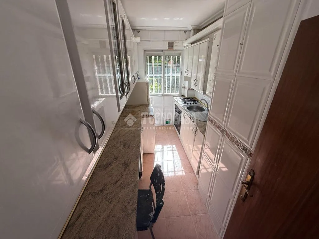 Kitchen - Bright Apartment with Garden Views in Usera, Madrid