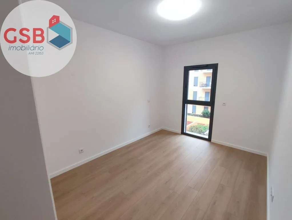 Pièces - New 3-Bed Flat with Balconies in Seixal