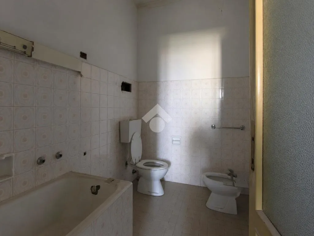Bathrooms - Rustic Property for Renovation in Garbagnate Monastero