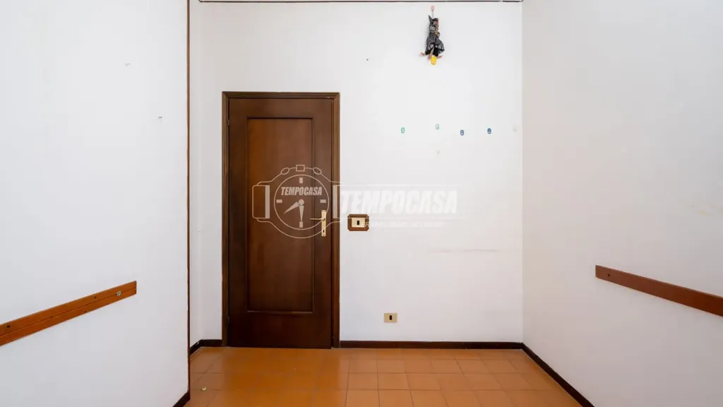 Esik - Apartment with Balcony in Sassuolo