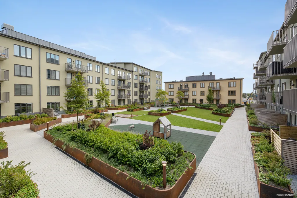 Garden - 2-Bedroom Apartment with Balcony in Bromstensstaden