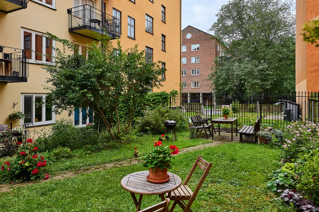 Aed - Apartment with East-Facing Balcony in Söder