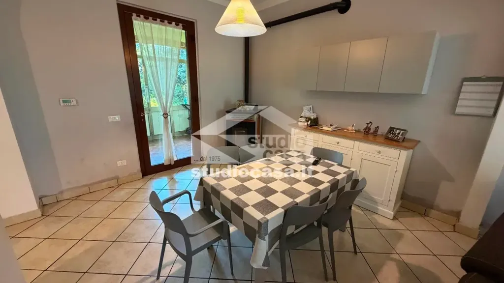 Salle à manger - Villa with Three Apartments in Crema