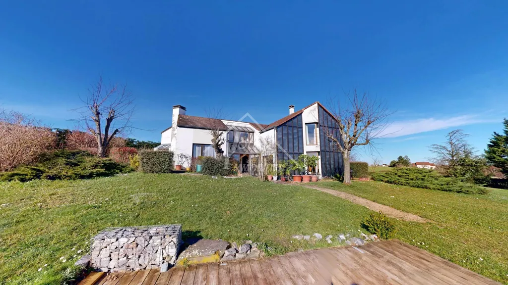 Giardino - Architect-Designed House with Garden in Countryside
