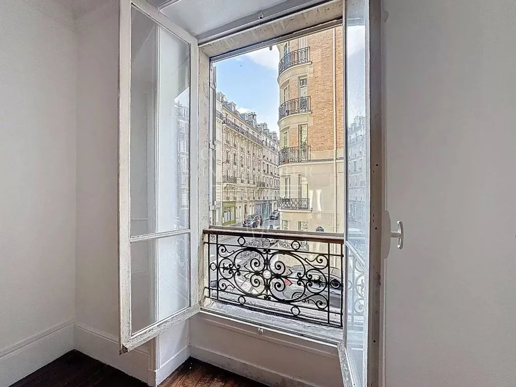 Toad - Two-Room Flat to Renovate in Saint-Germain, Paris
