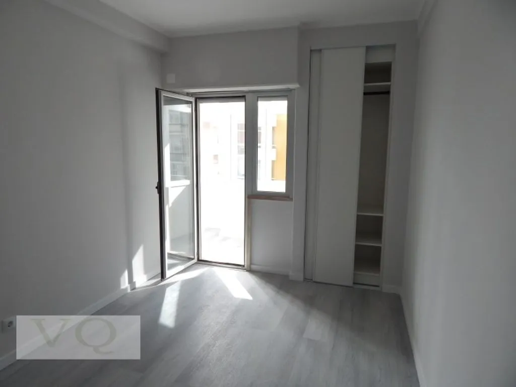 Pièces - Renovated Flat with Solar Orientation in Oeiras