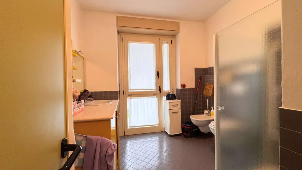 Bagni - Three-Room Apartment with Balcony in Breno
