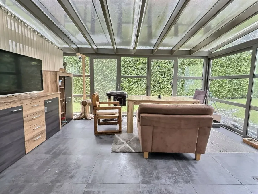 Terrasse - Bungalow Rénové avec Panneaux Solaires à Rambrouch