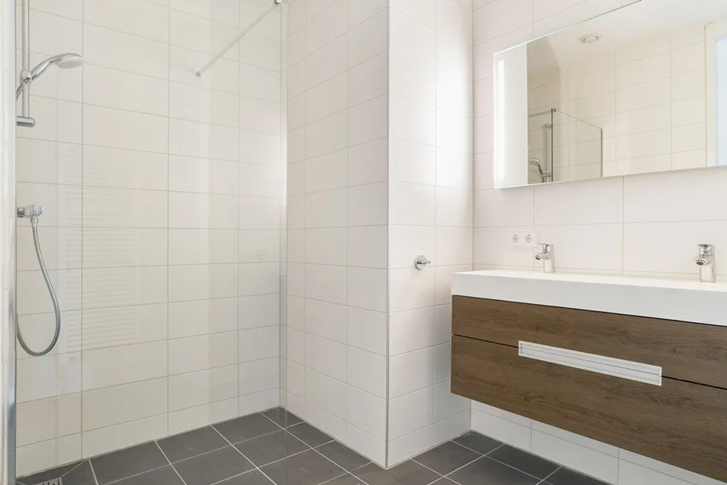 Salles de bain - Modern Portiekflat with Balcony in Rhoon