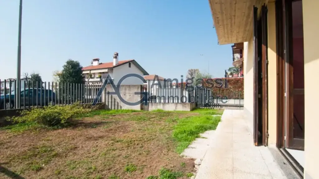 Garden - Two-Bedroom Apartment with Private Garden in Stezzano