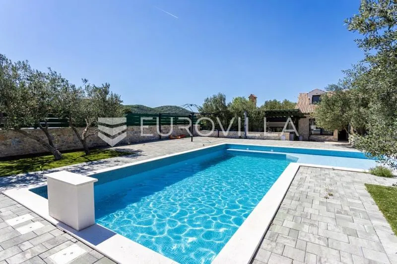 Pool - House with Pool and Gallery in Gaćelezi