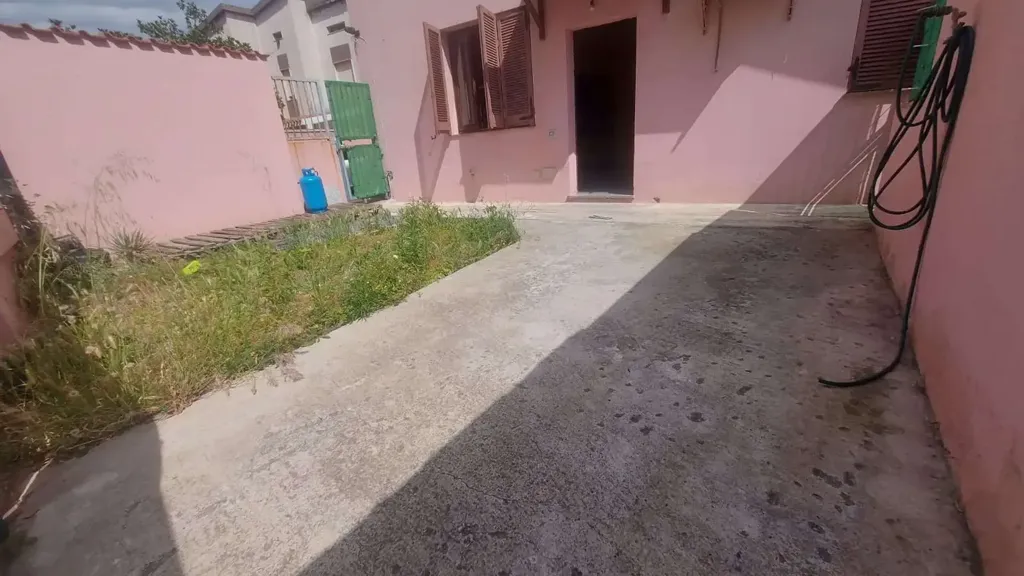 Giardino - Spacious Trilocale with Private Courtyard in Assemini