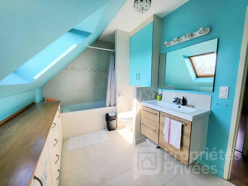 Salles de bain - Maison Moderne avec Jardin à Sermaises