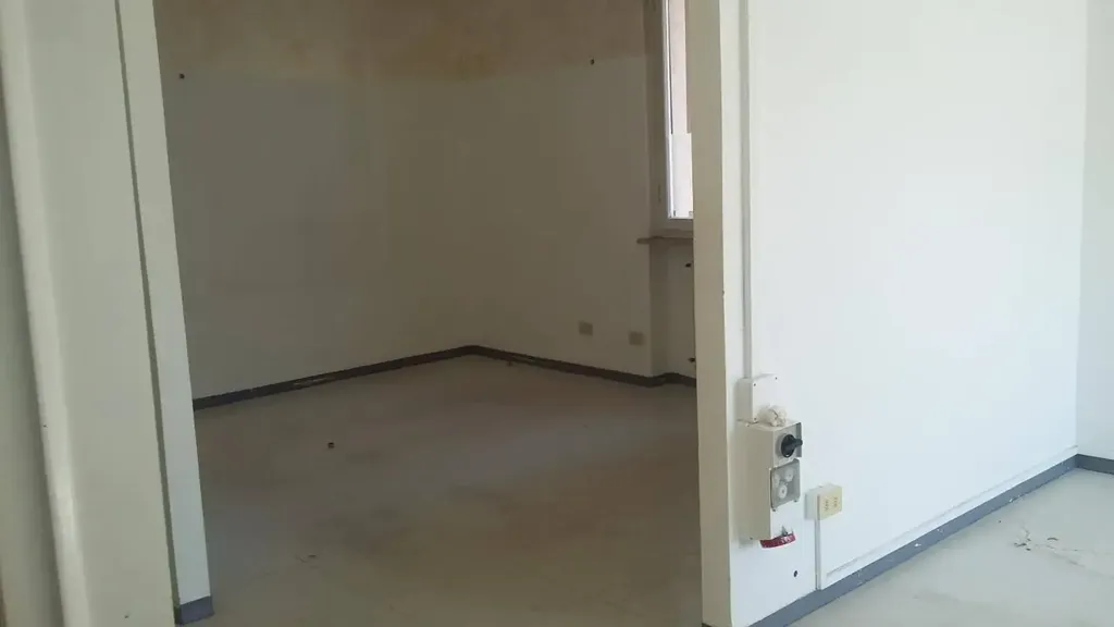 Rooms - Restoration-Ready Apartment with Balcony in Pontedera