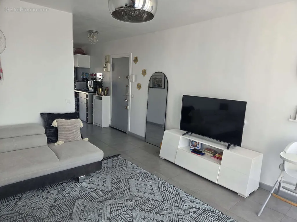 Elutuba - T3 with Balcony and Loggia in Marignane