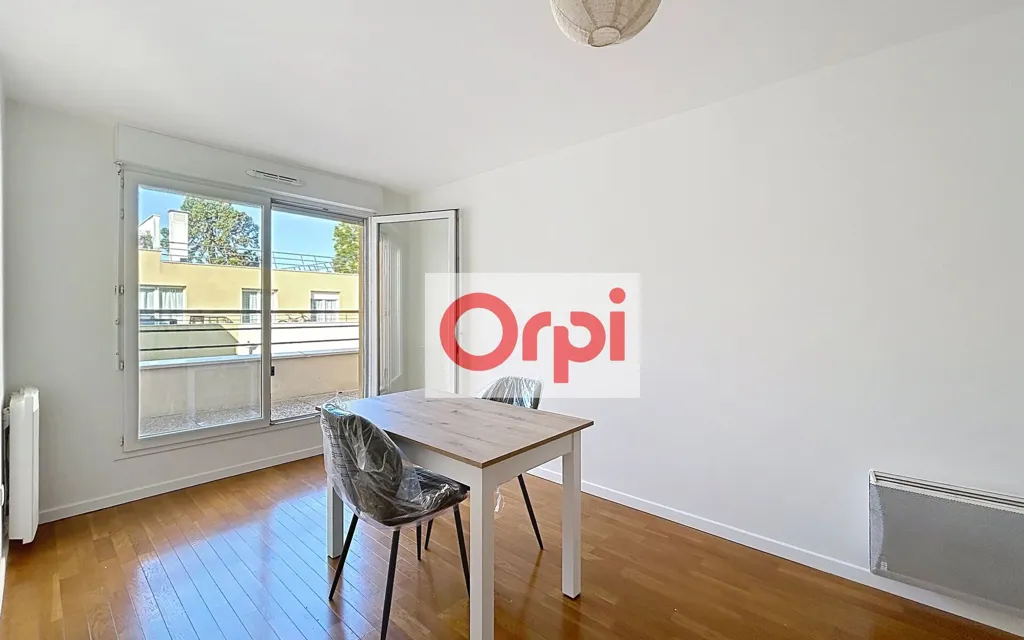 Dining Room - Meubled 2-Bedroom Flat with Balcony in Châtillon