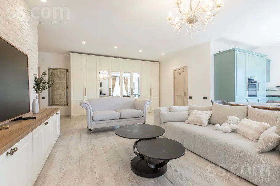 Elutuba - 3-Bedroom Apartment with Balcony in Spilve