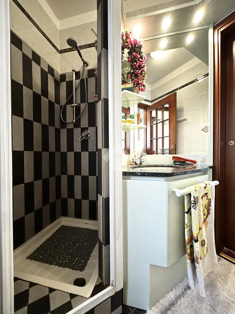 Salles de bain - Four-Room Apartment with Pool in Settimo Milanese