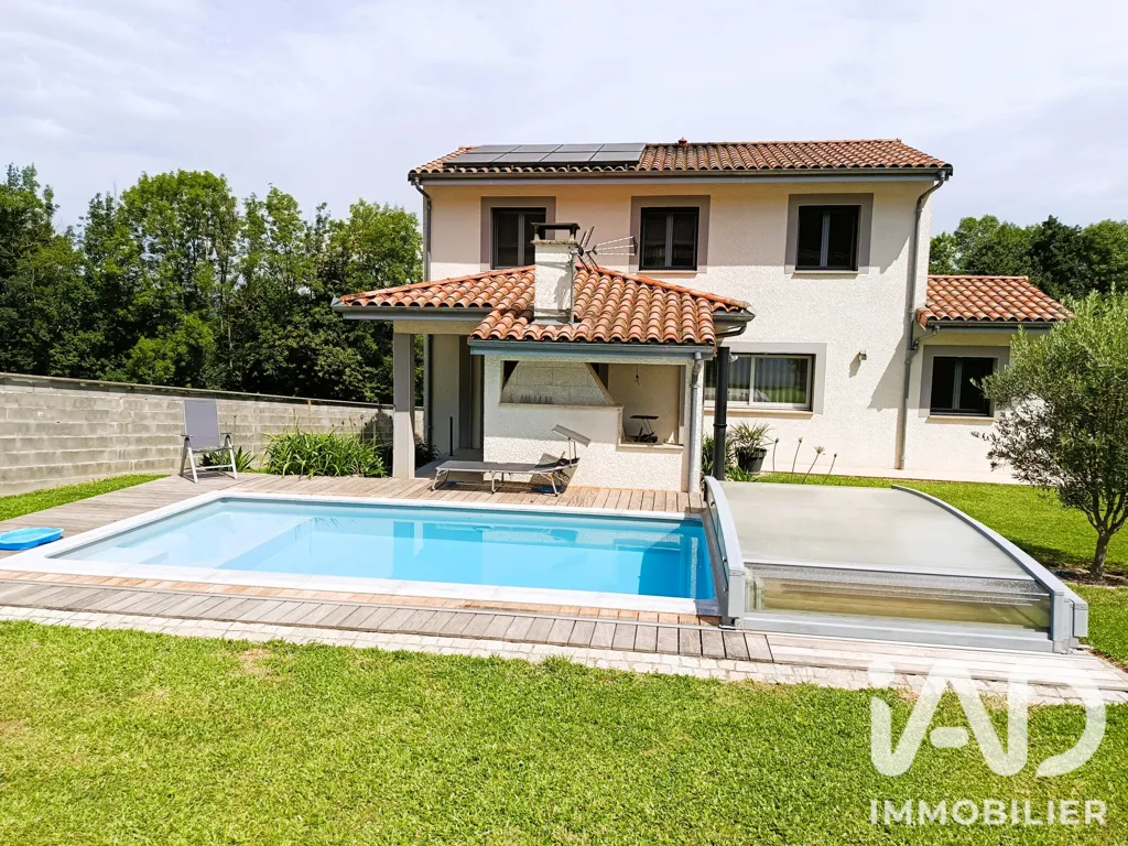 Piscina - Contemporary Villa with Pool in Foix