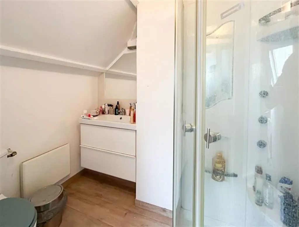 Salles de bain - Villa Rénovée avec Terrasse dans Quartier Résidentiel