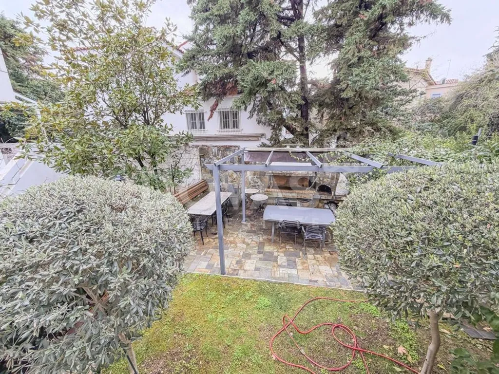 Aed - Double-Fronted Apartment with Garden in Kifissia