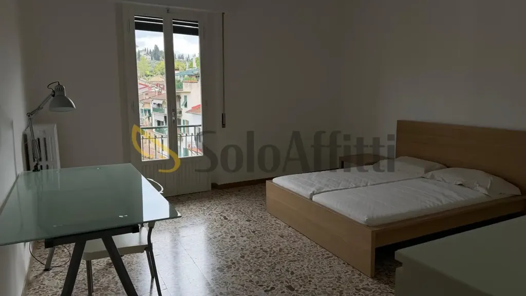 Chambres - Armed Four-Room Apartment in Florence