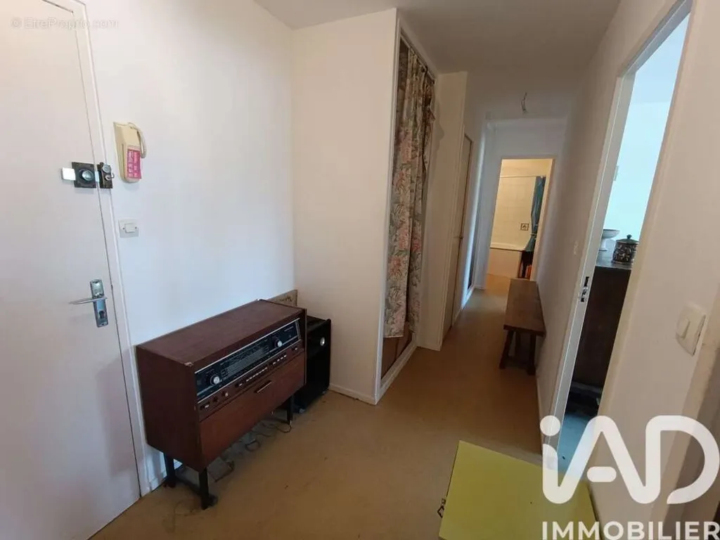Entrée - Appartement à Rénover avec Balcon à Nouzonville