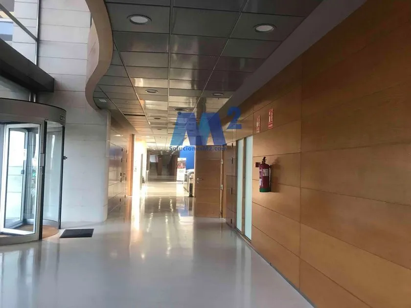 Ingresso - Representative Building with Office Space in Soto de la Moraleja