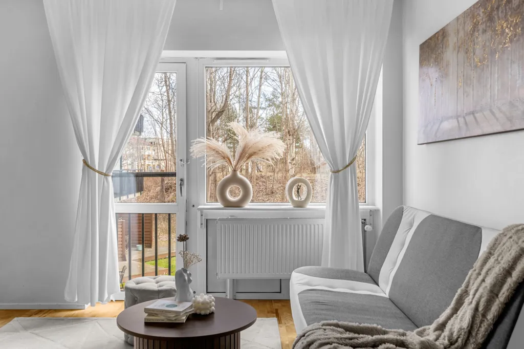 Elutuba - 1st Floor Flat with Balcony in Fruängen