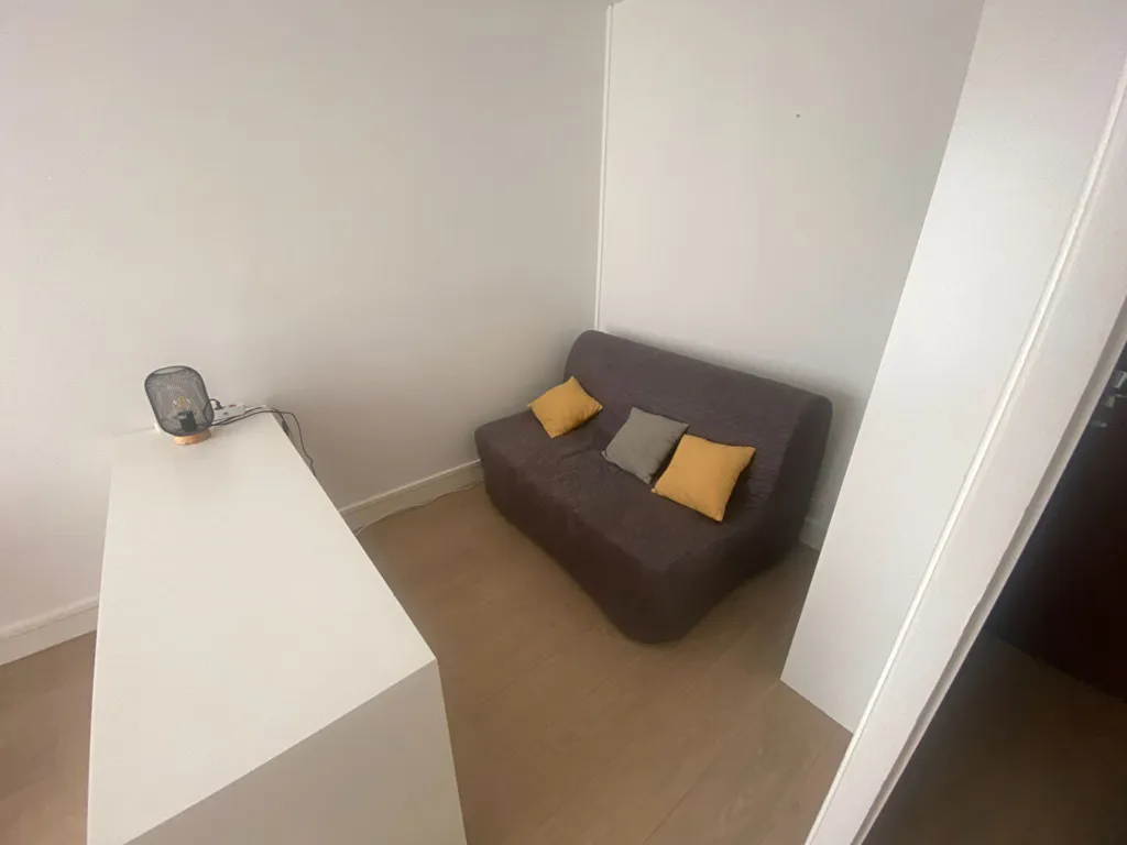 Séjour - Studio Meublé avec Ascenseur et Parking à Paris