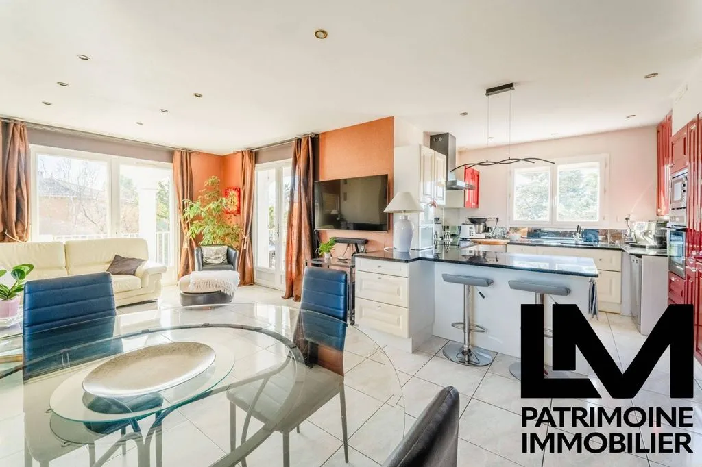 Dining Room - Luxury Villa with Pool in Agde