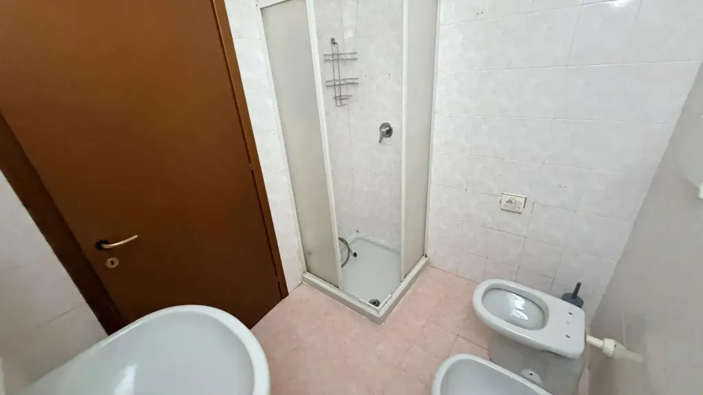 Salles de bain - Twin-Storey Apartment with Balcony in Dalmine