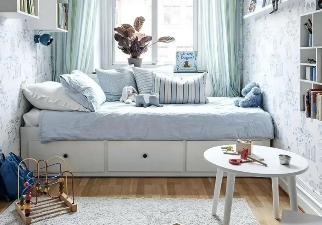 Bedrooms - 4-Piece Garden-Level Flat near L'Ecusson
