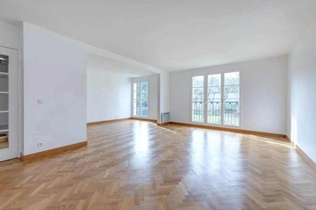 Soggiorno - Spacious 5-Piece Flat with Garden View in Versailles