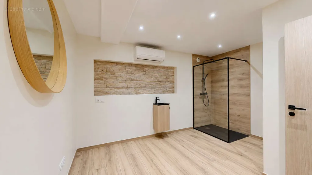 Salles de bain - Local Commercial Loué avec Visibilité à Bayonne
