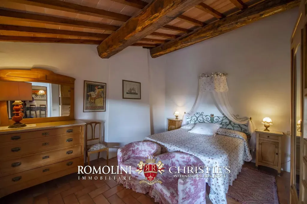 Bedrooms - Villa with Vineyard and Pool near Florence